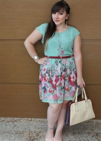 Accessories for dresses for a full short girl