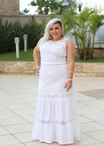Long dress in white for overweight women of short stature