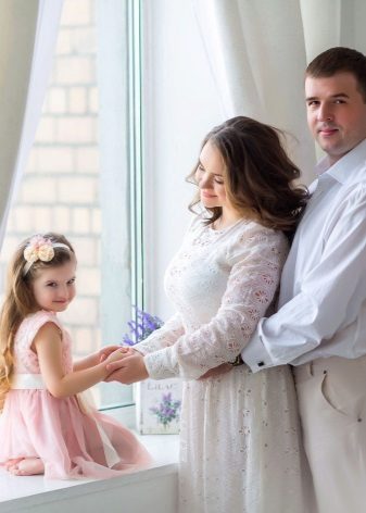 Bellissimo abito elegante per la gravidanza