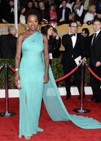 Shiny sandals and a handbag for a dress of the color of a sea wave