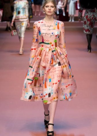 Kleid mit Pfirsichmuster