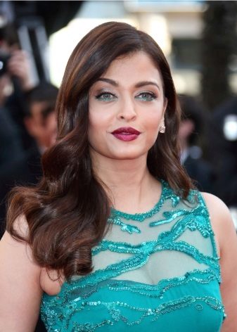 Silver makeup for mint dress