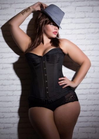 Shapewear (corset) under a long dress for a full girl