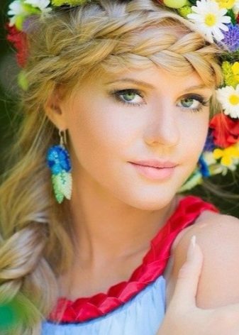 Scythe to the dress in the Russian style