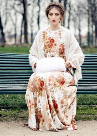 Dress and accessories in Russian style