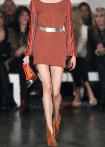 Short terracotta dress with the same color ankle boots