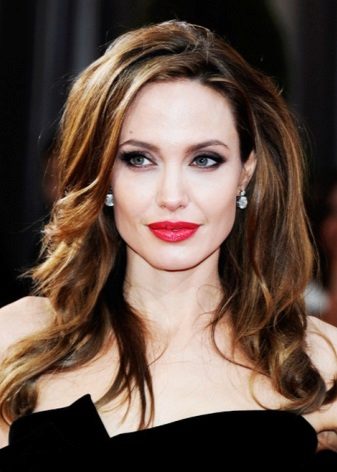 Red lipstick for women of the winter color type