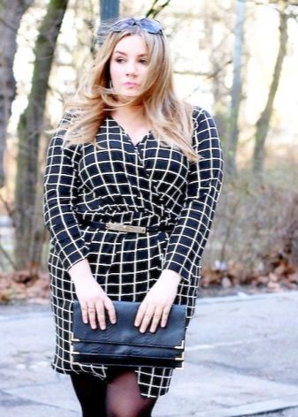 Office black plaid wrap dress for the full in combination with an envelope bag