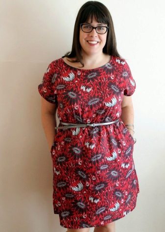 Suora punainen niittimekko, jossa räjähdys hihnalla täyteen