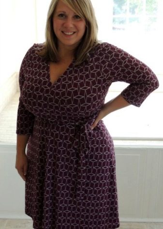 V-kaula-aukkoinen mekko täyteen