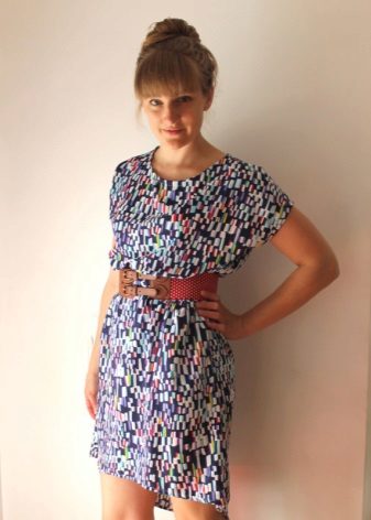 Värillinen katkomekko