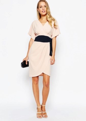 Clutch to a pink kimono dress