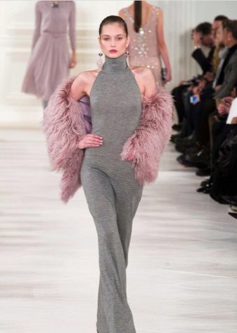 Dress with an American armhole and a fur cape to it