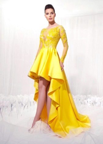 Short dress with a train