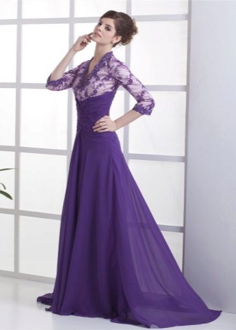 Dress with an open neckline and a train