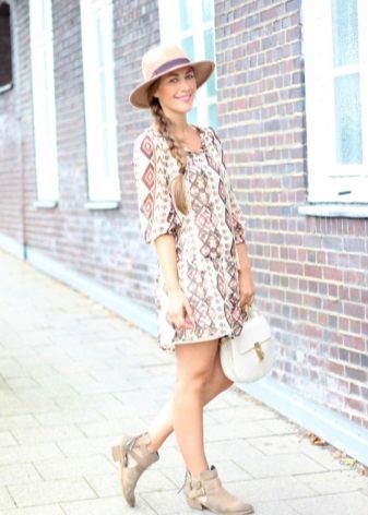 Tunic dress with sandals