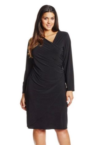 Dress with a semi-fitted silhouette for a pear-like figure