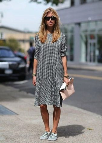  A medium-length dress in a small black and white checkered with three-quarter sleeves