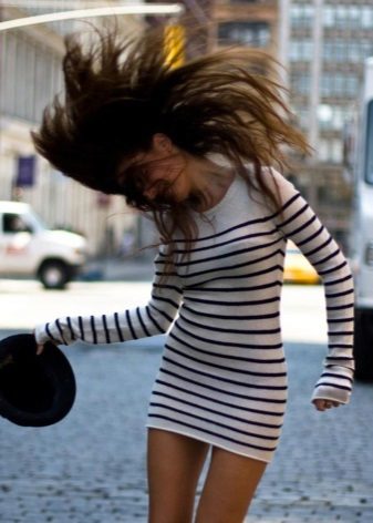 Lämmin lyhyt raidallinen neulemekko