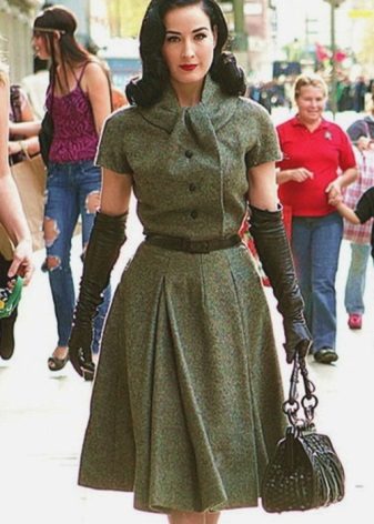 Accessories for a dress in the style of the 50s