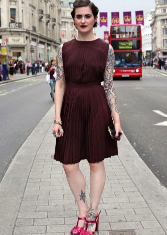 Pleated dress for girls with wide shoulders