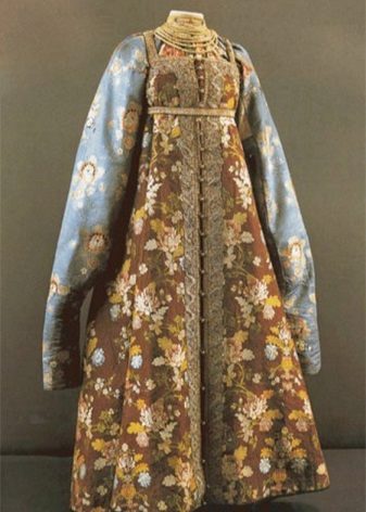 Sundress พื้นบ้านรัสเซียที่มีแขนยาว