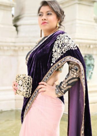 Clutch to a pink saree