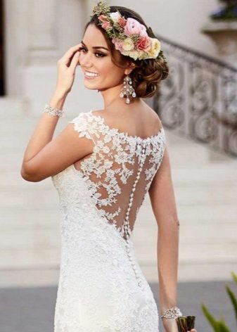 Jewelry made of stones for a wedding sheath dress