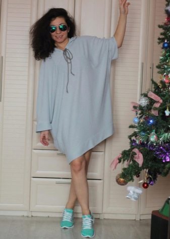 Spor ayakkabı ile elbise çantası