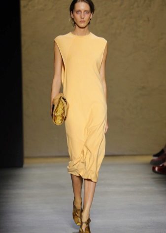 Robe à la mode dans une longueur midi coupe droite 2016