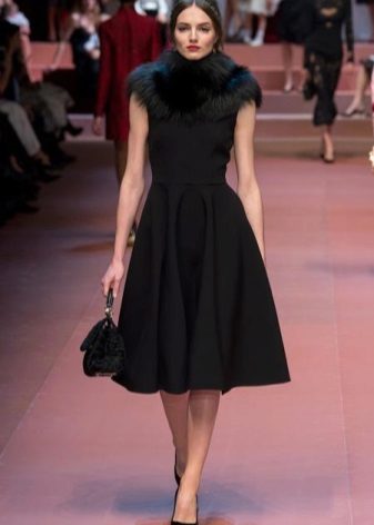 Robe à la mode de la saison automne-hiver 2016 avec un col en fourrure