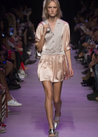 Kasut kelabu untuk pakaian beige