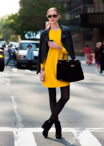 Black pantyhose to a yellow dress