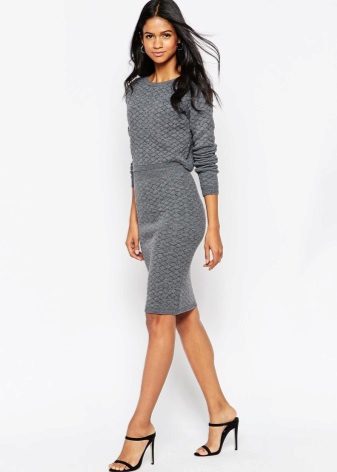 Gray knitted pencil skirt