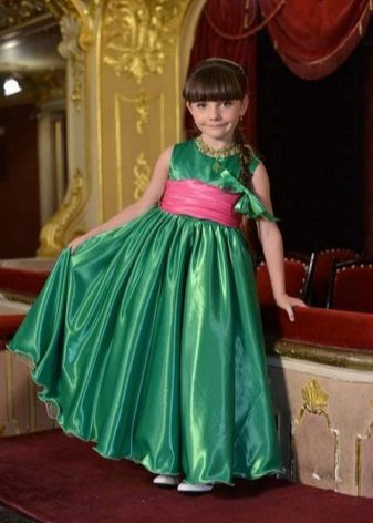 Graduation dress in kindergarten green floor
