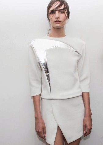 Asymmetric skirt and minimum accessories