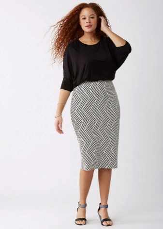 Long pencil skirt with vertical print for overweight women