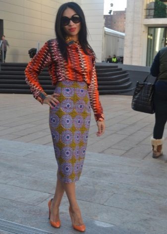 A long pencil skirt with ethnic print in combination with a bright blouse