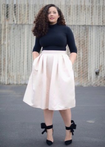 Apple pleated skirt
