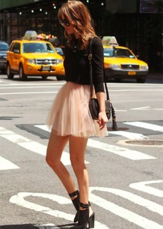 Fusta scurtă pufoasă, combinată cu un jumper