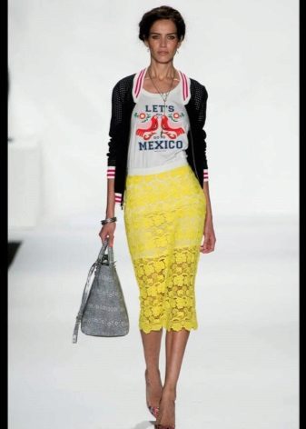 ołówkowa spódnica z żółtej koronki