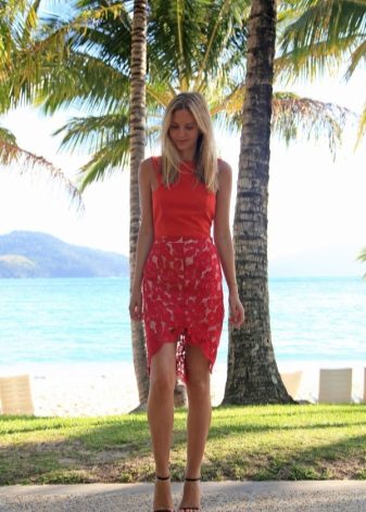 czerwony komplet z koronkową ołówkową spódnicą