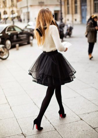 Classic heeled shoes and a summer full skirt