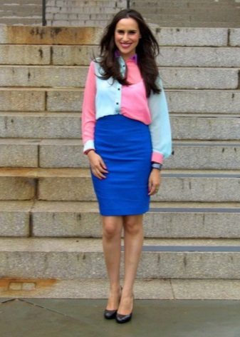 A blue pencil skirt combined with a bright two-tone shirt