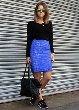 A blue pencil skirt combined with sneakers - a casual look
