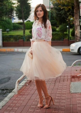 Summer skirt below the knee from tulle