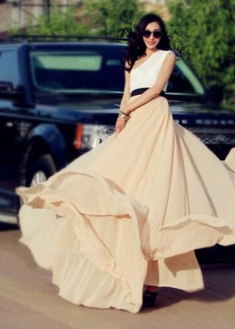 Et beige skjørt med sol til gulvet kombinert med en hvit topp