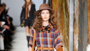 What to wear with a plaid dress?