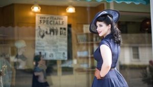 What to wear with a blue dress and what accessories to choose?