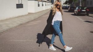 How to wear sneakers with jeans?